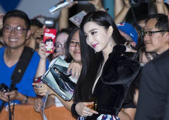 Toronto International Film Festival - I Am Not Madame Bovary Filmpremiere TORONTO, Sept. 8, 2016 -- Actress Fan Bingbing poses for photos with fans during the world premiere of the film I Am Not Madame Bovary at the Toronto International Film Festival (TIFF) at Princess of Wales Theatre in Toronto, Canada, Sept. 8, 2016. The film I Am Not Madame Bovary is a caustically comic contemporary fable about a cafe proprietor spending a decade petitioning the legal system after being swindled by her ex-husband. ) (djj) CANADA-TORONTO-TIFF-I M NOT MADAME BOVARY-PREMIERE ZouxZheng 