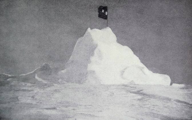 Robert Peary s (1856-1920), American explorer who claimed to be the first person to reach the geographic North Pole, here flag flying at the North Pole. WHA  !ACHTUNG AUFNAHMEDATUM GESCHÄTZT! Copyright: WHA UnitedArchivesWHA_056_0931