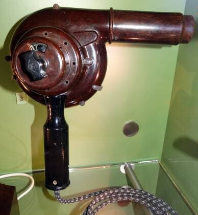 Magnet hairdryer. General Electric Company, Birmingham about 1930 WHA  !ACHTUNG AUFNAHMEDATUM GESCHÄTZT! Copyright: WHA UnitedArchivesWHA_057_0238