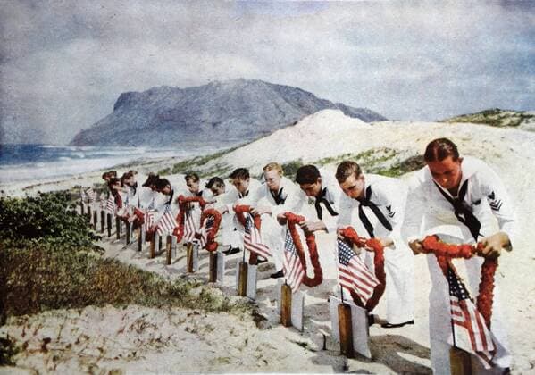 IMAGO History, Zweiter Weltkrieg: 1939 - 1945 Colour photograph of American Naval officers paying tribute to the American Heroes of the Pearl Harbour. Dated 1941 WHA  !ACHTUNG AUFNAHMEDATUM GESCHÄTZT! Copyright: WHA UnitedArchivesWHA_058_0268