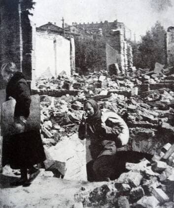 IMAGO History, Zweiter Weltkrieg: 1939 - 1945 Photograph of women emerging from a shelter after an announcement that the Siege in Russia is ended. Dated 1942 WHA  !ACHTUNG AUFNAHMEDATUM GESCHÄTZT! Copyright: WHA UnitedArchivesWHA_058_0301
