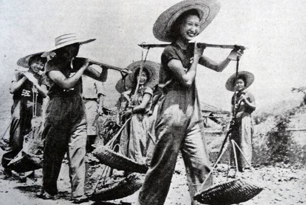 Photograph of some of the female students of Linkiang College preparing the new playing fields after being transferred from Shanghai to Chungking. Dated 1941 WHA  !ACHTUNG AUFNAHMEDATUM GESCHÄTZT! Copyright: WHA UnitedArchivesWHA_058_0311