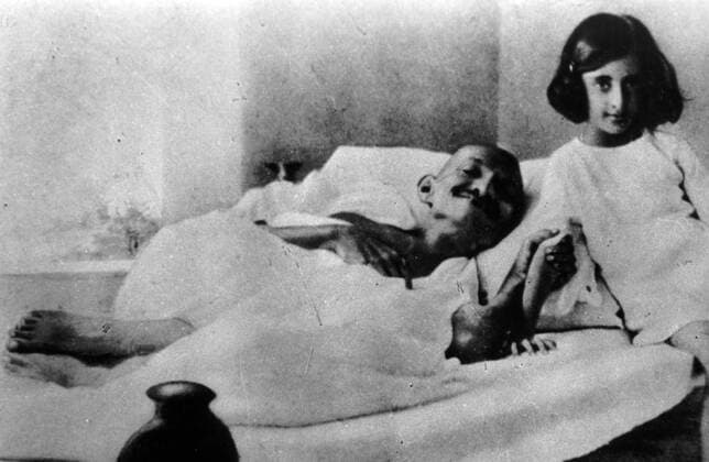 IMAGO ICONS: Mahatma Gandhi Indira Priyadarshini Gandhi (1917 – 1984) third Prime Minister of India as a girl next to Mahatma Gandhi the Indian leader who was on hunger strike 1930 WHA  !ACHTUNG AUFNAHMEDATUM GESCHÄTZT! Copyright: WHA UnitedArchivesWHA_059_0157