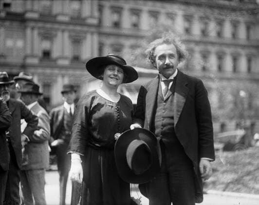 Albert Einstein with his wife Elsa, State, War, and Navy building in background, Washington DC. Photographer Harris and Ewing. 1921 and 1923. WHA  !ACHTUNG AUFNAHMEDATUM GESCHÄTZT! Copyright: WHA UnitedArchivesWHA_062_0848