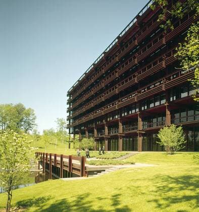 Architektur von Kevin Roche Colour photograph of Deere & Company Headquarters, Moline, Illinois. Designed by the Finnish architect Eero Saarinen and completed by Kevin Roche. Photographed by Balthazar Korab (1926-2013) Hungarian photographer based in America. Dated 1964 WHA  !ACHTUNG AUFNAHMEDATUM GESCHÄTZT! Copyright: WHA UnitedArchivesWHA_063_0117