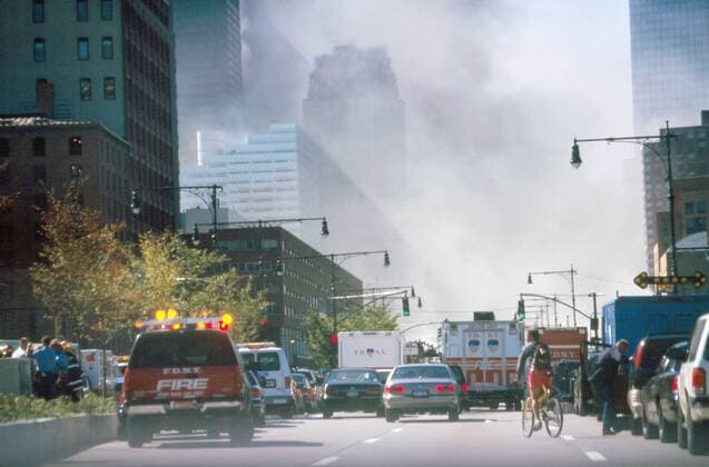 IMAGO History, Anschläge vom 11. September aus New York und Washington D.C 20 Jahre Anschläge vom 11. September: World Trade Center Photograph of emergency services rushing toward the World Trade Centre after the 2001 terror attacks on New York City. Dated 2001 WHA  !ACHTUNG AUFNAHMEDATUM GESCHÄTZT! Copyright: WHA UnitedArchivesWHA_063_0145