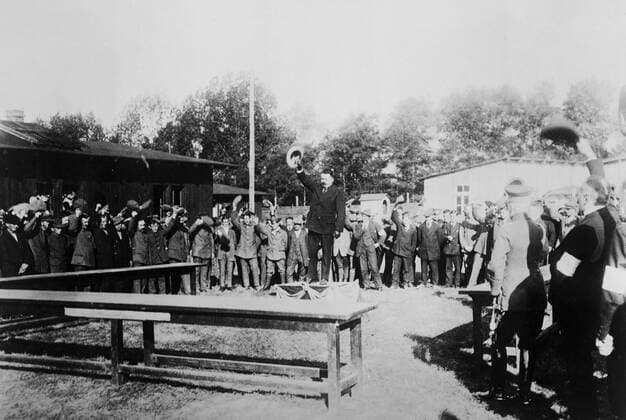 President Ebert of Germany, greeting German prisoners 1920. WHA  !ACHTUNG AUFNAHMEDATUM GESCHÄTZT! Copyright: WHA UnitedArchivesWHA_063_0544