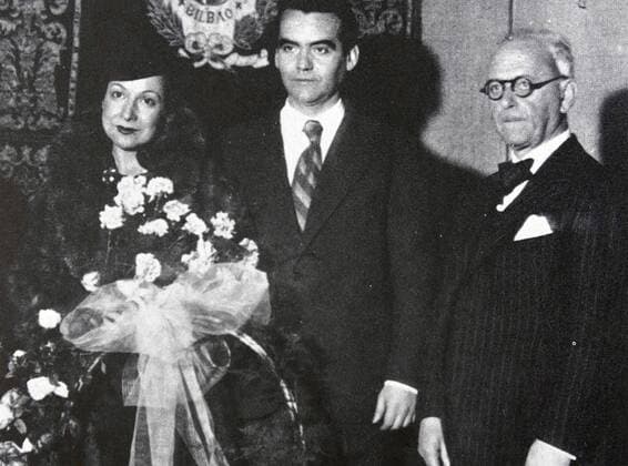 Federico García Lorca, (centre) 1898 – 19 August 1936; Spanish poet, playwright, and theatre director. WHA  !ACHTUNG AUFNAHMEDATUM GESCHÄTZT! Copyright: WHA UnitedArchivesWHA_064_0230