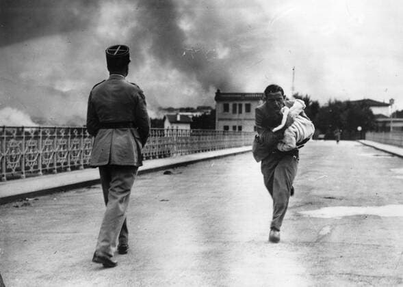 refugee; woman; running; Spanish; French; border, Spanish Civil War; civilian WHA  !ACHTUNG AUFNAHMEDATUM GESCHÄTZT! Copyright: WHA UnitedArchivesWHA_064_0666