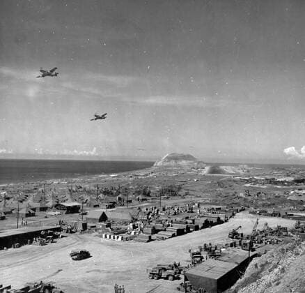 Photograph of the 21st Bomber Command P-51s Flyover in Iwo Jima Bonin Islands, Japan. Dated 1945 WHA  !ACHTUNG AUFNAHMEDATUM GESCHÄTZT! Copyright: WHA UnitedArchivesWHA_068_0548