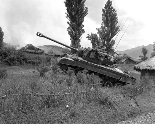Korea-Krieg 1950-1953 - Aufnahmedaten geschätzt US Marine Corps Pershing tank at the edge of a village in Korea, 4 Sep 1950 WHA  !ACHTUNG AUFNAHMEDATUM GESCHÄTZT! Copyright: WHA UnitedArchivesWHA_068_0651