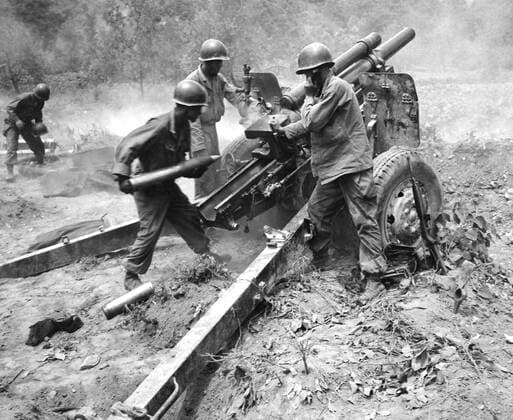 Korea-Krieg 1950-1953 - Aufnahmedaten geschätzt US Army artillery crew firing a 105 millimetre howitzer, against North Korean positions during the Korean War 1950 WHA  !ACHTUNG AUFNAHMEDATUM GESCHÄTZT! Copyright: WHA UnitedArchivesWHA_068_0671