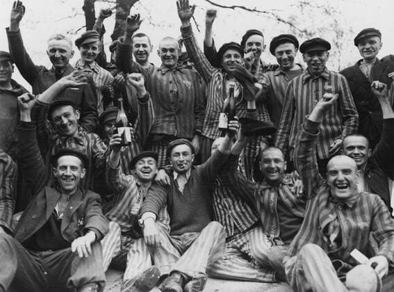 IMAGO History, Zweiter Weltkrieg: 1939 - 1945 Liberated prisoners at Dachau concentration camp 1945 WHA  !ACHTUNG AUFNAHMEDATUM GESCHÄTZT! Copyright: WHA UnitedArchivesWHA_068_0690