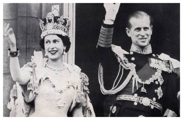 Queen Elizabeth II and Prince Phillip wave from Buckingham Palace in London following the coronation in 1953 WHA  !ACHTUNG AUFNAHMEDATUM GESCHÄTZT! Copyright: WHA UnitedArchivesWHA_068_0691