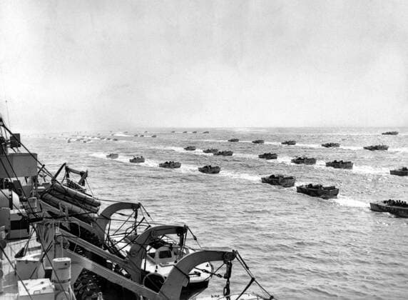 Photograph of Allied landing craft underway to the beaches of Normandy. Dated 1944 WHA  !ACHTUNG AUFNAHMEDATUM GESCHÄTZT! Copyright: WHA UnitedArchivesWHA_069_0537
