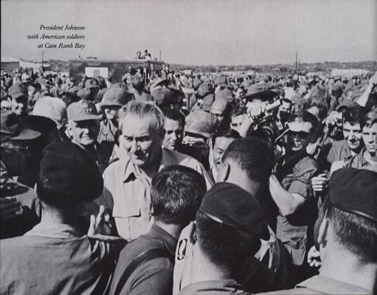 Lydin Johnson with American troops in Vietnam 1965 WHA  !ACHTUNG AUFNAHMEDATUM GESCHÄTZT! Copyright: WHA UnitedArchivesWHA_069_0592