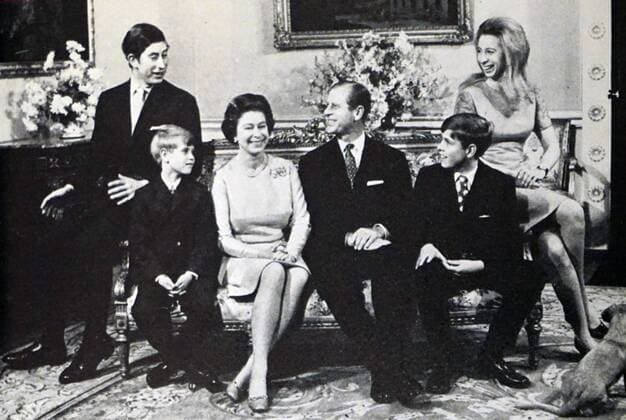 Photograph of Queen Elizabeth II (1926-) and the Duke of Edinburgh (1952-) with their children, Charles, Prince of Wales (1948-), Prince Edward (1964-), Prince Andrew (1960-) and Princess Anne (1950-). Dated 20th Century WHA  !ACHTUNG AUFNAHMEDATUM GESCHÄTZT! Copyright: WHA UnitedArchivesWHA_085_0034