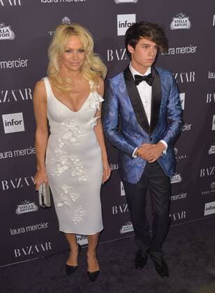 Harpers Bazaar Icons Event in New York Pamela Anderson and Dylan Jagger arrive on the red carpet at Harper s BAZAAR celebrates ICONS by Carine Roitfeld at The Plaza Hotel presented by Infor, Laura Mercier and Stella Artois on September 9, 2016 in New York City.  NYP20160909330 ANDREAxHANKS