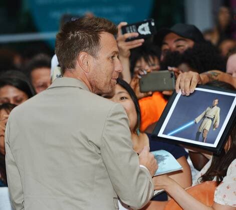 Bilder des Tages Toronto International Film Festival - Pastoral American Filmpremiere Ewan McGregor signs autographs for fans who hold out prints of him as Obi-Wan Kenobi as he arrives at the world premiere of American Pastoral at the Princess of Wales Theatre during the Toronto International Film Festival in Toronto, Canada on September 9, 2016.  TOR2016090946 CHRISTINExCHEW