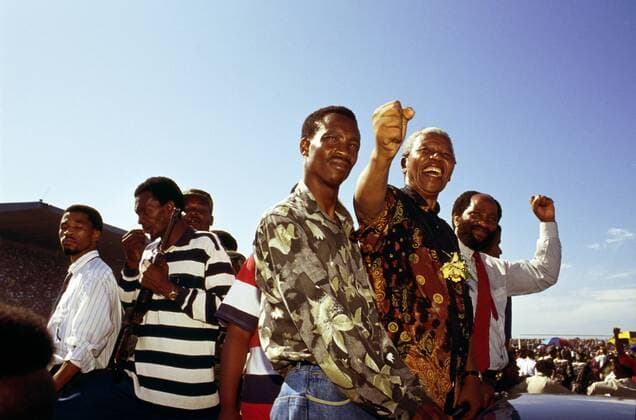 IMAGO History, Ende der Apartheid in Südafrika: 1990-1994 NELSON ROLIHLAHLA MANDELA (July 18, 1918 - December 5, 2013), 95, world renown civil rights activist and world leader. Mandela emerged from prison to become the first black President of South Africa in 1994. As a symbol of peacemaking, he won the 1993 Nobel Peace Prize. Joined his countries anti-apartheid movement in his 20s and then the ANC (African National Congress) in 1942. For next 20 years, he directed a campaign of peaceful, non-violent defiance against the South African government and its racist policies and for his efforts was incarcerated for 27 years. Remained strong and faithful to his cause, thru out his life, of a world of peace. Transforming the world, to make it a better place. PICTURED: 1994 - South Africa - NELSON MANDELA at a rally, Bisho, Ciskei homeland, with security. - ZUMAmc4_