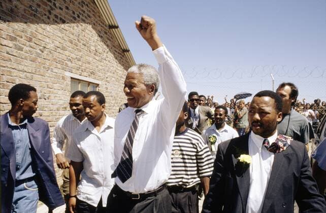 IMAGO History, Ende der Apartheid in Südafrika: 1990-1994 NELSON ROLIHLAHLA MANDELA (July 18, 1918 - December 5, 2013), 95, world renown civil rights activist and world leader. Mandela emerged from prison to become the first black President of South Africa in 1994. As a symbol of peacemaking, he won the 1993 Nobel Peace Prize. Joined his countries anti-apartheid movement in his 20s and then the ANC (African National Congress) in 1942. For next 20 years, he directed a campaign of peaceful, non-violent defiance against the South African government and its racist policies and for his efforts was incarcerated for 27 years. Remained strong and faithful to his cause, thru out his life, of a world of peace. Transforming the world, to make it a better place. PICTURED: 1994 - NELSON MANDELA S election campaign, ahead of the first non racial elections in South Africa. - ZUMAmc4_