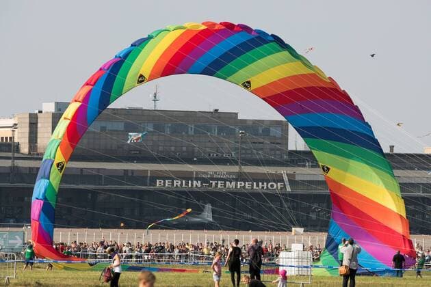 Drachenfest Tempelhofer Flugfeld. Grosses Drachenfest auf dem ehem. Flugfeld des Tempelhofer Flughafens in Berlin. Trotz zu geringen Windes gelang es dem einen oder anderen seinen Drachen in die Luft zu bekommen.