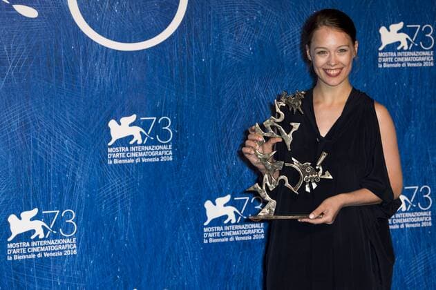 Filmfestspiele Venedig - Die Preisträger IPP DanieleCifal 10 09 2016 73. Mostra Internazionale d Arte Cinematografica Festival del Cinema di Venezia Filmfestival - Premio Mastroianni miglio giovane attrice Paula Beer  0