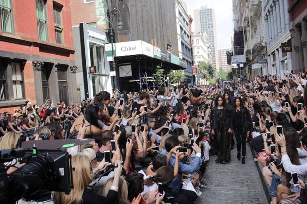 Bilder des Tages New York Fashion Week - Rebecca Minkoff Modenschau auf der Straße September 10, 2016 - New York, New York, U.S. - Rebecca Minkoff fashion show in New York, Sep. 10, 2016, photo by John M. Mantel New York U.S. - ZUMAm57_
