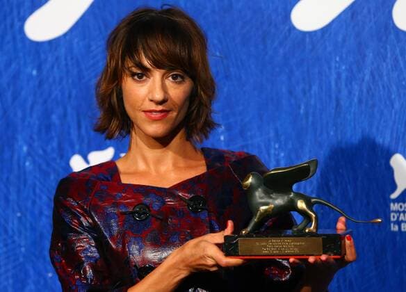 VENICE, Sept. 10, 2016 -- Director Ana Lily Amirpour poses with the Special Jury Prize for The Bad Batch during the award winners photocall of the 73rd Venice Film Festival in Venice, Italy, on Sept. 10, 2016. )(axy) ITALY-VENICE-73RD FILM FESTIVAL-AWARD GongxBing 