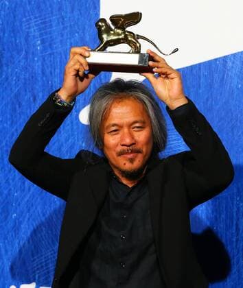 VENICE, Sept. 10, 2016 -- Director Lav Diaz poses with Golden Lion for Best Film for his movie The Woman who Left during the award winners photocall of the 73rd Venice Film Festival in Venice, Italy, on Sept. 10, 2016. )(axy) ITALY-VENICE-73RD FILM FESTIVAL-AWARD GongxBing 