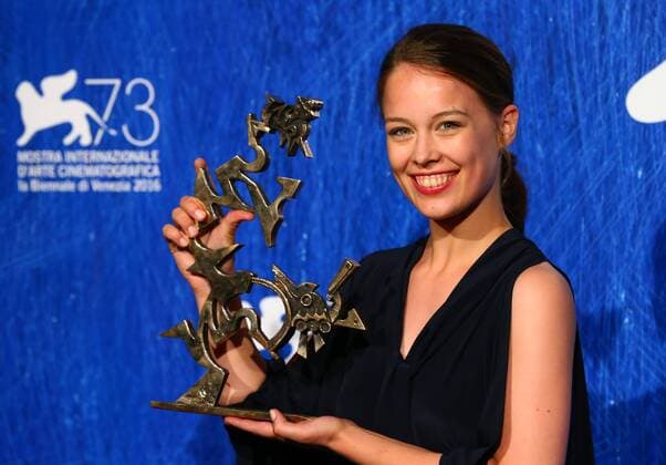 VENICE, Sept. 10, 2016 -- Actress Paula Beer poses with the Premio Marcello Mastroianni Award for Best New Young Actress for Frantz during the award winners photocall of the 73rd Venice Film Festival in Venice, Italy, on Sept. 10, 2016. )(axy) ITALY-VENICE-73RD FILM FESTIVAL-AWARD GongxBing 
