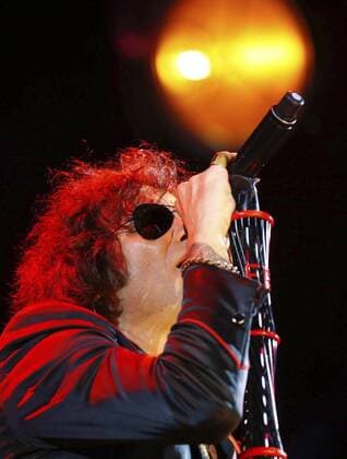 Singer Enrique Bunbury performs during the DCODE Music Festival at the Universidad Complutense de Madrid, Spain, 10 September 2016. EFE J.P. Gandul DCODE Music Festival in Madrid !ACHTUNG: NUR REDAKTIONELLE NUTZUNG!  GRA583 20160911-636091739841318775