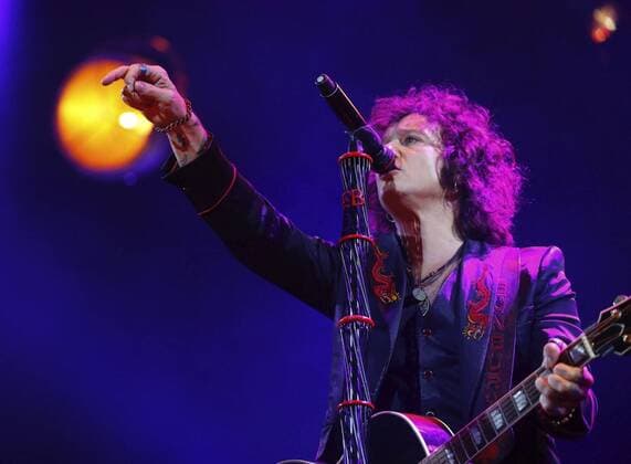 Singer Enrique Bunbury performs during the DCODE Music Festival at the Universidad Complutense de Madrid, Spain, 10 September 2016. EFE J.P. Gandul DCODE Music Festival in Madrid !ACHTUNG: NUR REDAKTIONELLE NUTZUNG!  GRA583 20160911-636091739853954613