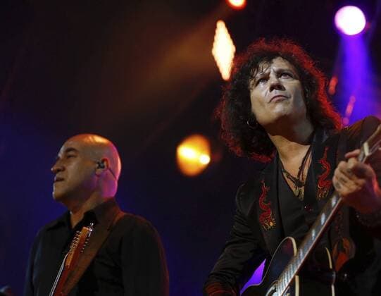 Singer Enrique Bunbury (R) performs during the DCODE Music Festival at the Universidad Complutense de Madrid, Spain, 10 September 2016. EFE J.P. Gandul DCODE Music Festival in Madrid !ACHTUNG: NUR REDAKTIONELLE NUTZUNG!  GRA583 20160911-636091740467494747