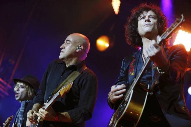 Singer Enrique Bunbury (R) performs during the DCODE Music Festival at the Universidad Complutense de Madrid, Spain, 10 September 2016. EFE J.P. Gandul DCODE Music Festival in Madrid !ACHTUNG: NUR REDAKTIONELLE NUTZUNG!  GRA583 20160911-636091740472954677