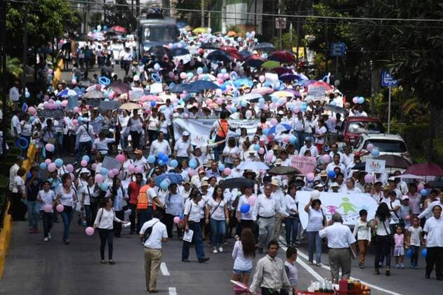Mexiko: Protestmärsche gegen Homo-Ehe September 10, 2016 - Mexico - EUM20160910SOC02.JPG.XALAPA, Ver., Protest Protesta-Marcga Familia.- Miles de personas marchan este sabado, 10 de septiembre de 2016, en la ciudad de Xalapa como parte del movimiento convoca el Frente Nacional por la Familia. Los asistentes, en su mayoria catolicos, exigen derrogar la iniciativa presidencial para legalizar los matrimonios entre personas del mismo sexo.  - ZUMAu78_