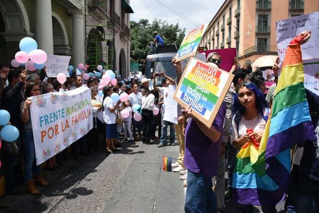 Mexiko: Protestmärsche gegen Homo-Ehe September 10, 2016 - Mexico - EUM20160910NAC03.JPG .XALAPA, Ver. ProtestManifestacion-Veracruz.- Integrantes del movimiento Frente Nacional por la Familia se encuentran con grupos de asociaciones LGBTTTI que se manifiestan a favor de los matrimonios igualitarios, 10 de septiembre de 2016, por calles del Centro de esta capital.  - ZUMAu78_