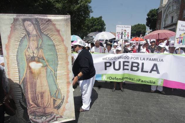 Mexiko: Protestmärsche gegen Homo-Ehe September 10, 2016 - Mexico - EUM20160910NAC05.JPG .PUEBLA, Pue. ProtestManifestacion-Puebla.- Diversas organizaciones, convocadas por el movimiento Frente Nacional por la Familia, marchan por calles de esta capital para manifestarse contra los matrimonios igualitarios, 10 de septiembre de 2016.  - ZUMAu78_