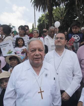 Mexiko: Protestmärsche gegen Homo-Ehe September 10, 2016 - Mexico - EUM20160910NAC09.JPG .PUEBLA, Pue. ProtestManifestacion-Puebla.- El arzobispo de Puebla, Victor Sanchez, en la marcha de diversas organizaciones, convocadas por el movimiento Frente Nacional por la Familia para manifestarse contra los matrimonios igualitarios, 10 de septiembre de 2016.  - ZUMAu78_