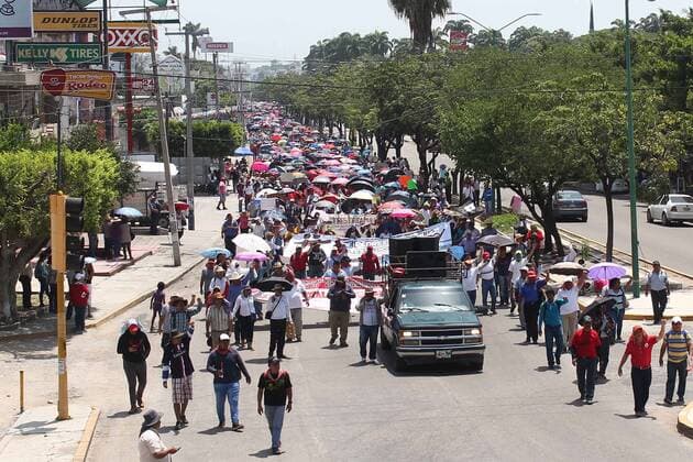 Mexiko: Protestmärsche gegen Homo-Ehe September 10, 2016 - Mexico - EUM20160910EDU21.JPG .TUXTLA GUTIERREZ, Chis. ProtestManifestacion-Chiapas.- Integrantes de la CNTE en la entidad y padres de familia marchan, 10 de septiembre de 2016, contra la reforma educativa.  - ZUMAu78_