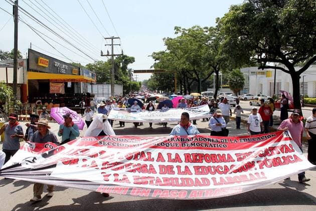 Mexiko: Protestmärsche gegen Homo-Ehe September 10, 2016 - Mexico - EUM20160910EDU22.JPG .TUXTLA GUTIERREZ, Chis. ProtestManifestacion-Chiapas.- Integrantes de la CNTE en la entidad y padres de familia marchan, 10 de septiembre de 2016, contra la reforma educativa.  - ZUMAu78_