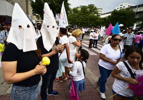 Mexiko: Protestmärsche gegen Homo-Ehe September 10, 2016 - Mexico - EUM20160910NAC18.JPG.GUADLAJARA, Jal. ProtestManifestacion-Jalisco.- Aspectos de la marcha convocada por el movimiento Frente Nacional por la Familia en esta ciudad, 10 de septiembre de 2016, en contra de los matrimonios igualitarios.  - ZUMAu78_