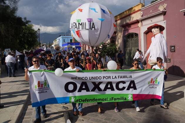 Mexiko: Protestmärsche gegen Homo-Ehe September 10, 2016 - Mexico - EUM20160910NAC23.JPG.OAXACA, Oax. ProtestManifestacion-Oaxaca.- Diversas organizaciones, padres de familia y feligreses marchan en esta capital, 10 de septiembre de 2016, contra los matrimonios igualitarios.  - ZUMAu78_