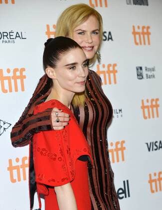 Bilder des Tages Rooney Mara (L) and Nicole Kidman arrive at the premiere of Lion at the Princess of Wales Theatre during the Toronto International Film Festival in Toronto, Canada on September 10, 2016.  TOR2016091024 CHRISTINExCHEW