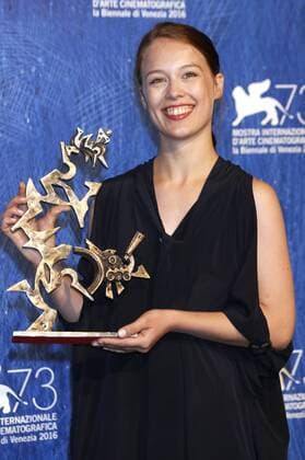 Paula Beer mit dem Marcello Mastroianni Award für die beste Nachwuchsdarstellerin beim Preisträger Photocall auf der Biennale di Venezia 2016 73. Internationale Filmfestspiele von Venedig, 10.09.2016 Foto:xD.xBedrosianx xFuturexImage