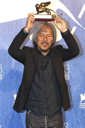 Lav Diaz mit dem Goldenen Löwen für den besten Film Ang babaeng humayo The Woman Who Left beim Preisträger Photocall auf der Biennale di Venezia 2016 73. Internationale Filmfestspiele von Venedig, 10.09.2016 Foto:xD.xBedrosianx xFuturexImage