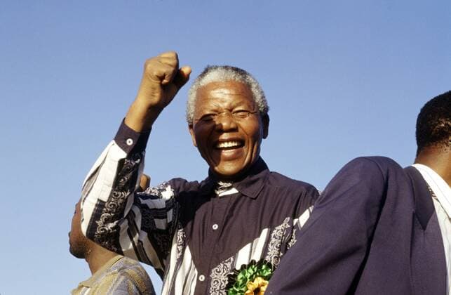 IMAGO History, Ende der Apartheid in Südafrika: 1990-1994 NELSON ROLIHLAHLA MANDELA (July 18, 1918 - December 5, 2013), 95, world renown civil rights activist and world leader. Mandela emerged from prison to become the first black President of South Africa in 1994. As a symbol of peacemaking, he won the 1993 Nobel Peace Prize. Joined his countries anti-apartheid movement in his 20s and then the ANC (African National Congress) in 1942. For next 20 years, he directed a campaign of peaceful, non-violent defiance against the South African government and its racist policies and for his efforts was incarcerated for 27 years. Remained strong and faithful to his cause, thru out his life, of a world of peace. Transforming the world, to make it a better place. PICTURED: NELSON MANDELA at a rally, 1994, South Africa. - ZUMAmc4_