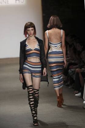 Bilder des Tages NEW YORK, Sept. 11, 2016 -- Models present creations of Vivienne Hu during the New York Fashion Week in New York City, the United States, Sept. 11, 2016. ) (lrz) U.S.-NEW YORK-FASHION-VIVIENNE HU WangxYing 