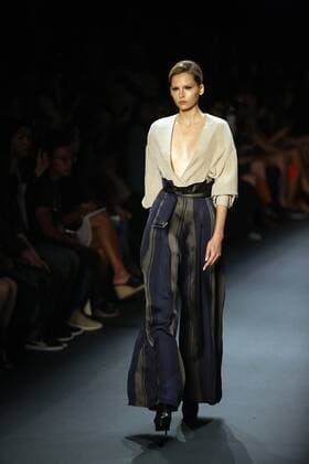 NEW YORK, Sept. 12, 2016 -- A model presents a creation of Taoray Wang Spring Summer 2017 collection during the New York Fashion Week in New York, the United States, Sept. 12, 2016. ) U.S.-NEW YORK-FASHION WEEK-TAORAY WANG WuxRong 