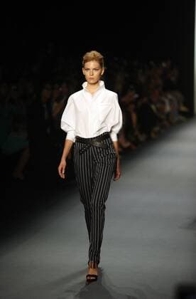 NEW YORK, Sept. 12, 2016 -- A model presents a creation of Taoray Wang Spring Summer 2017 collection during the New York Fashion Week in New York, the United States, Sept. 12, 2016. ) U.S.-NEW YORK-FASHION WEEK-TAORAY WANG WuxRong 